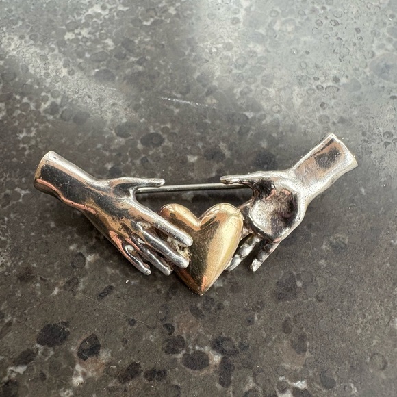Unique artisan-made pin with gold heart held by two silver hands - Picture 2 of 15